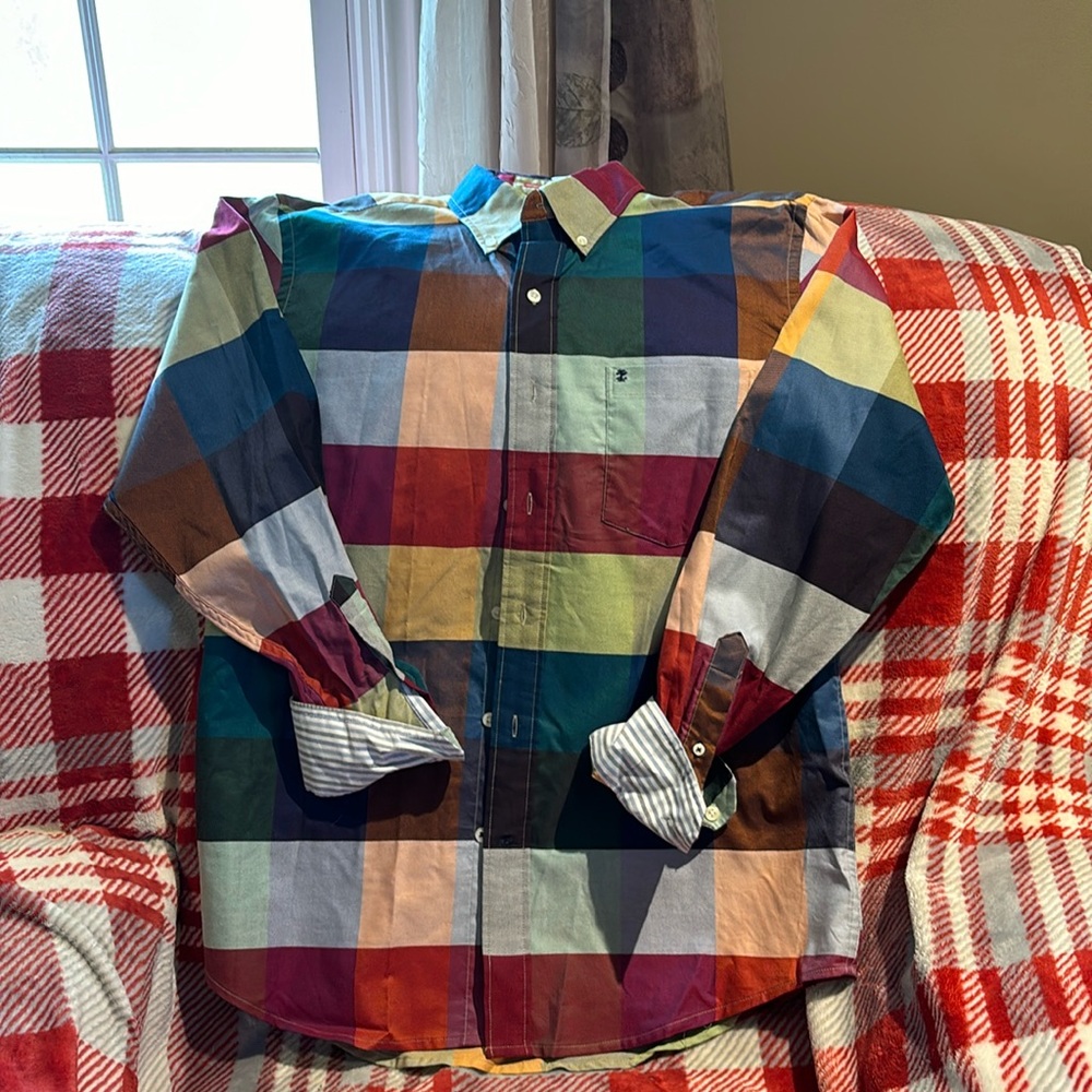 EUC MEN’s Izod button down dress shirt, size Medium, multicolored!
